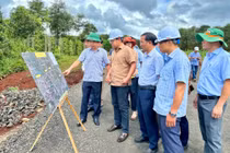 Phó Chủ tịch UBND tỉnh Nguyễn Hữu Quế kiểm tra các dự án giao thông trọng điểm.
