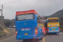 Lực lượng CSGT xử phạt tài xế xe khách Việt Tân Phát vượt ẩu trên đèo Mang Yang.