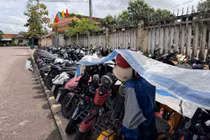 Khó quản lý học sinh gửi xe ngoài cổng trường