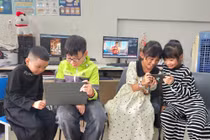 Những video ngắn với hình ảnh bắt mắt, nội dung mới lạ, trong đó có các sản phẩm do AI tạo ra, dễ thu hút sự chú ý của trẻ.