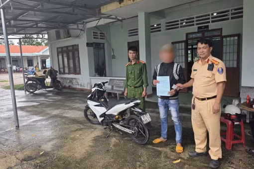 Điều khiển xe máy bằng chân trên QL 25, nam thanh niên bị tịch thu phương tiện