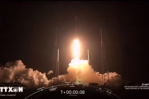 Tên lửa đẩy Falcon 9 mang theo 60 vệ tinh Starlink của SpaceX rời bệ phóng tại Trạm không quân Mũi Canaveral, bang Florida (Mỹ). Ảnh: AP/TTXVN