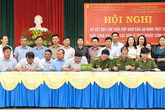 Lãnh đạo Công an các xã ký kết chương trình phối hợp với các đội sản xuất của Công ty Cao su Chư Prông. Ảnh: Đức Thành