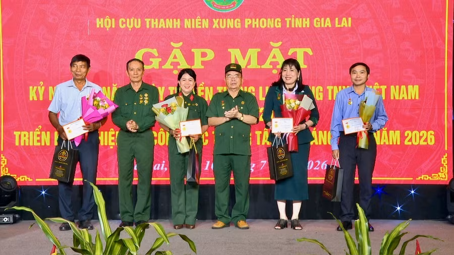 trao-ky-niem-chuong-cua-trung-uong-hoi-cuu-thanh-nien-xung-phong-viet-nam.jpg