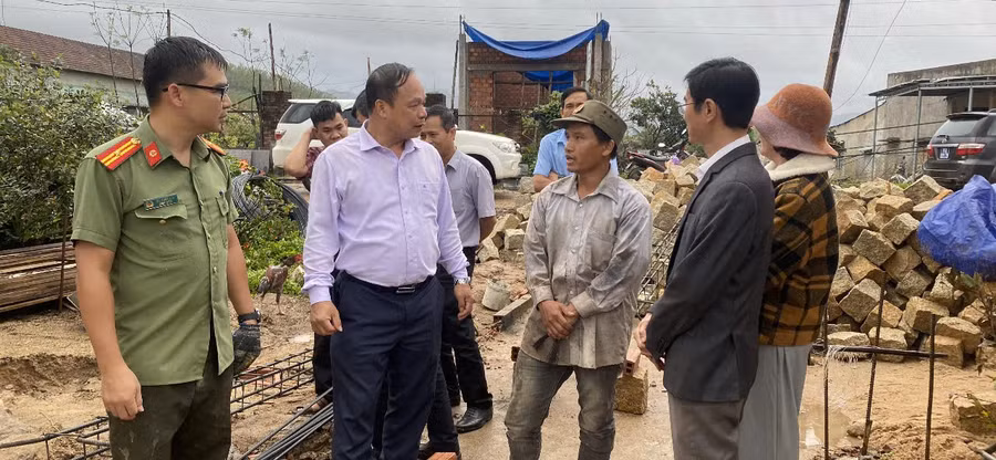 pho-chu-tich-ubnd-tinh-duong-mah-tiep-kiem-tra-tai-xa-canh-vinh-2.jpg