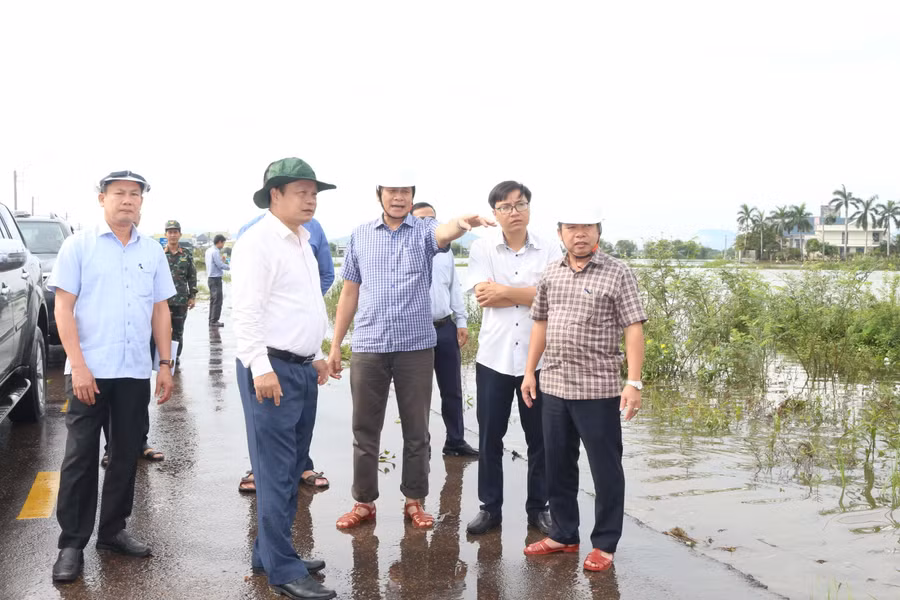 pho-chu-tich-ubnd-tinh-duong-mah-tiep-kiem-tra-tinh-hinh-ngap-lut-tai-xa-tuy-phuoc-dong.jpg