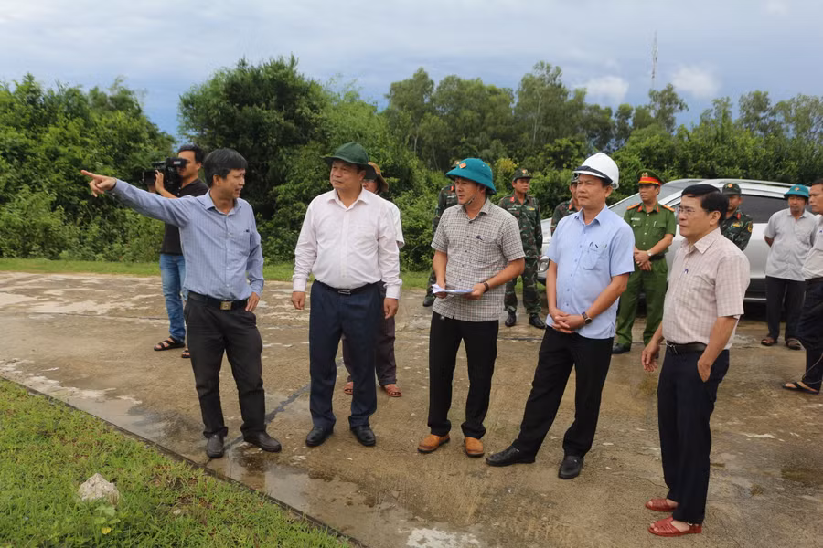 pho-chu-tich-ubnd-tinh-duong-mah-tiep-kiem-tra-khu-tai-dinh-cu-vung-sat-lo-nui-ganh.jpg