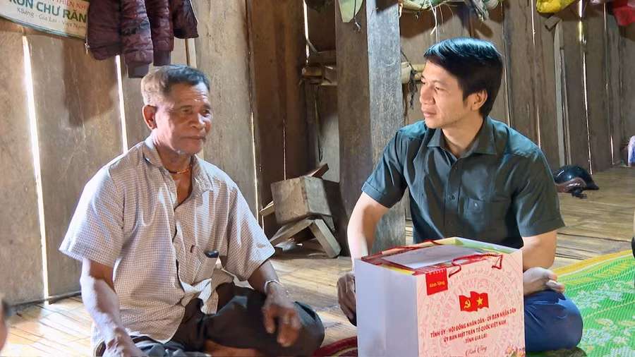 anh-1-pho-bi-thu-tinh-uy-nguyen-ngoc-luong-tham-tang-qua-thuong-binh-ba-nguyen-tai-xa-vinh-son.jpg