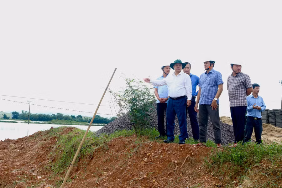 anh-2-pho-chu-tich-ubnd-tinh-duong-mah-tiep-kiem-tra-cong-tac-dam-bao-an-toan-cac-cong-trinh-dang-thi-cong-tai-xa-tuy-phuoc-dong.jpg