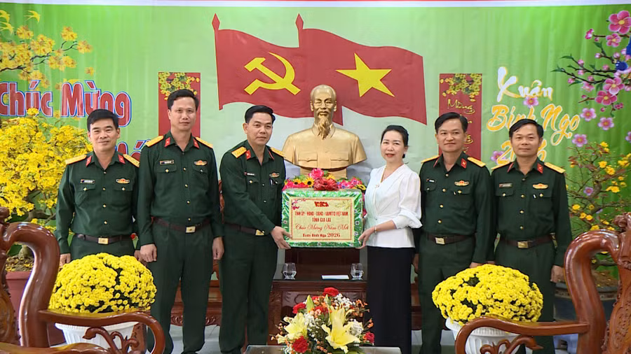tang-qua-bo-doi.jpg