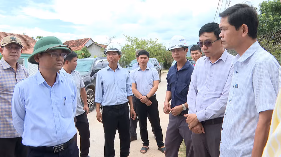 pho-chu-tich-ubnd-tinh-nguyen-tu-cong-hoang-hang-dau-thu-nhat-tu-trai-sang-kiem-tra-tien-do-du-an-thanh-phan-1-cao-toc-quy-nhon-pleiku-tai-diem-dau-tuyen-thuoc-dia-phan-xa-binh-an.jpg