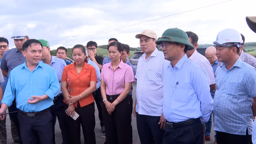 pho-chu-tich-ubnd-tinh-nguyen-tu-cong-hoang-hang-dau-thu-hai-tu-phai-sang-kiem-tra-tien-do-du-an-thanh-phan-2-cao-toc-quy-nhon-pleiku-tai-diem-dau-tuyen-thuoc-dia-phan-xa-dak-po.jpg