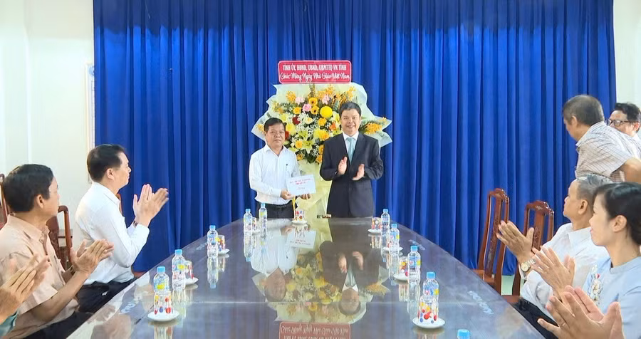 pho-chu-tich-ubnd-tinh-nguyen-huu-que-chuc-mung-20-11-cac-thay-co-giao-truong-thpt-chuyen-le-quy-don.jpg