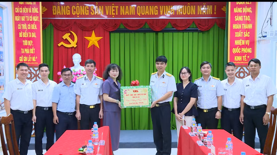 tang-qua-tan-cang.jpg