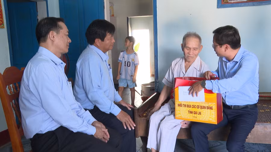 khoi-thi-dua-cac-co-quan-dang-tinh-gia-lai-trao-qua-tri-an-gia-dinh-chinh-sach-tai-xa-phu-my-dong-xd.jpg