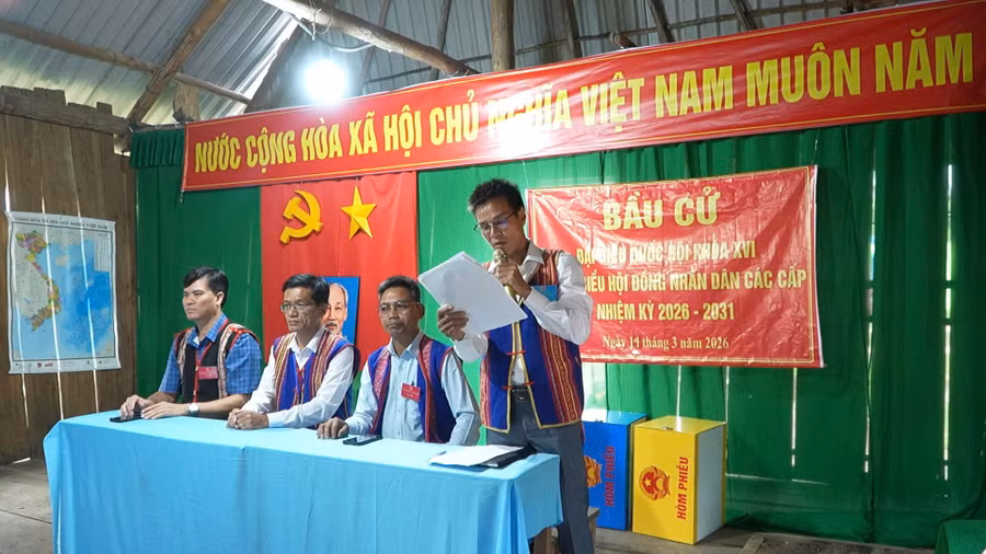 Tổng Biên tập Báo và phát thanh, truyền hình Gia Lai Hồ Xuân Ánh - Ủy viên Ủy ban Bầu cử tỉnh (thứ 2 từ trái sang) cùng các thành viên Ban Bầu cử xã Vĩnh Sơn điều hành cuộc bầu cử. Ảnh: Nhật Trường