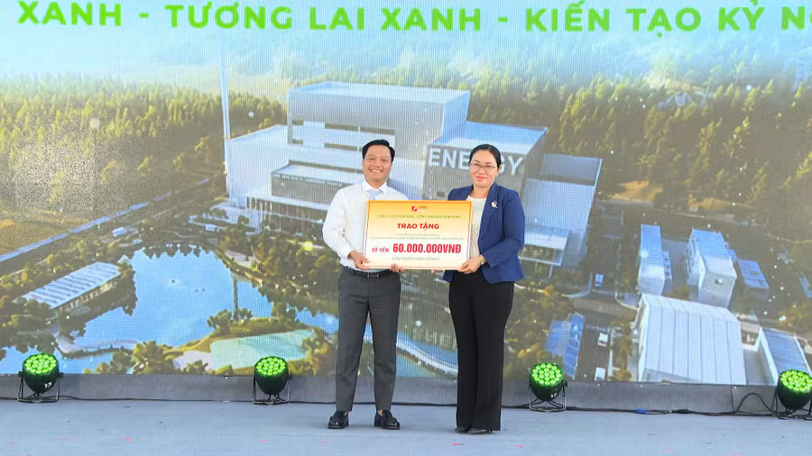dai-dien-cong-ty-co-phan-nang-luong-xanh-adg-binh-dinh-trao-60-trieu-dong-ho-tro-cac-ho-can-ngheo-va-ho-co-hoan-canh-kho-khan-tren-dia-ban-phuong-quy-nhon-tay-anh-binh-duong.jpg