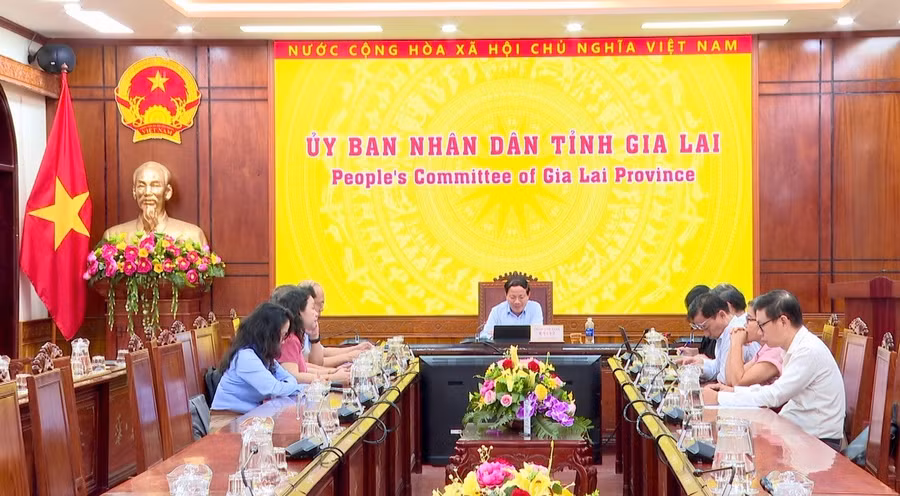 chu-tich-ubnd-tinh-pham-anh-tuan-lam-viec-voi-hiep-hoi-kinh-te-van-hoa-han-viet-va-cac-doanh-nghiep-han-quoc.jpg