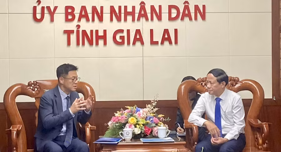 chu-tich-ubnd-tinh-pham-anh-tuan-ben-phai-trao-doi-voi-ong-jinki-ham-ceo-glassdome-anh-xd.jpg