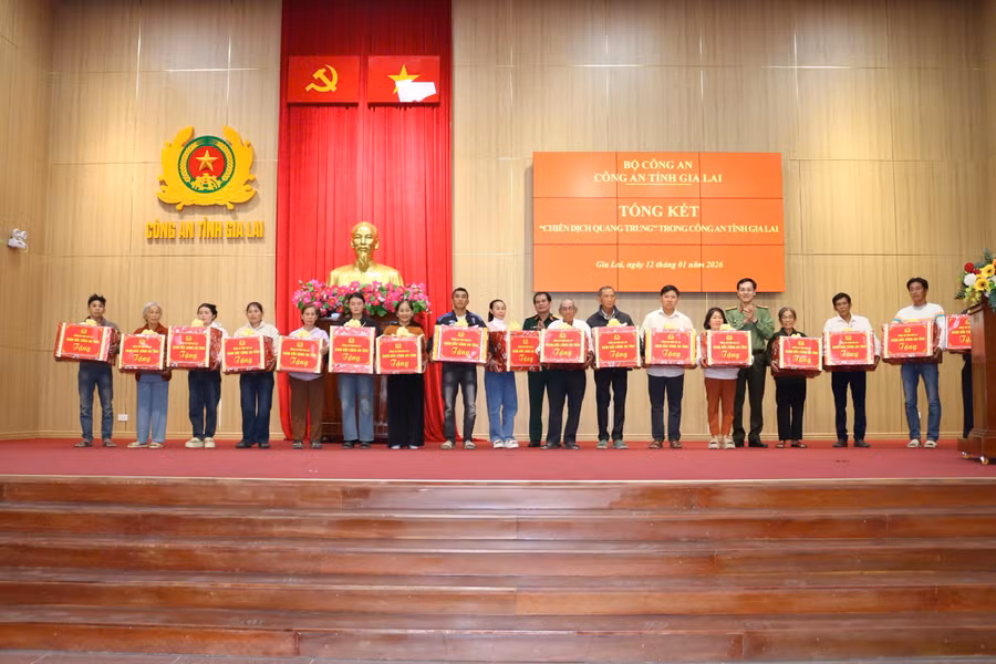 trao-giay-khen-cac-ho-dan.jpg