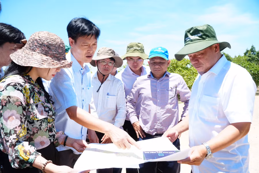 Phó Chủ tịch UBND tỉnh Dương Mah Tiệp (bìa phải) kiểm tra tiến độ triển khai các dự án chăn nuôi heo tại xã Pờ Tó. Ảnh: X.Đ