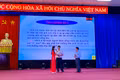 Đội huyện Chư Sê đã đem lại sự thú vị cho người xem bằng việc ngay tức thời dựng đoạn kịch ngắn trên sân khấu để trả lời tình huống. Ảnh Hà Duy