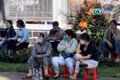 Xúc động khoảnh khắc cha mẹ đợi con trong kỳ thi tốt nghiệp THPT