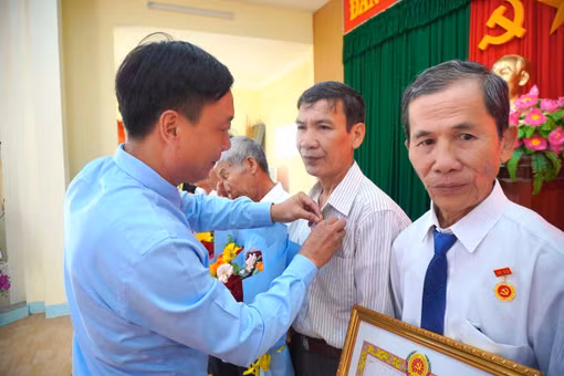 Trao, truy tặng Huy hiệu Đảng cho nhiều đảng viên có quá trình cống hiến