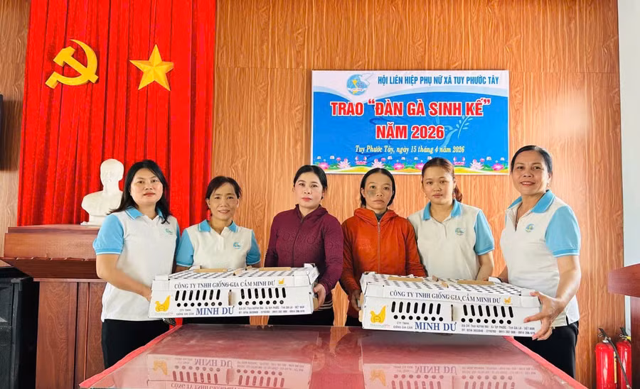 trao-sinh-ke-cho-chi-em-o-tuy-phuoc-tay.jpg