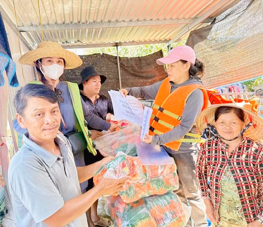 thien-tam-trao-qua-o-con-chim-1.jpg