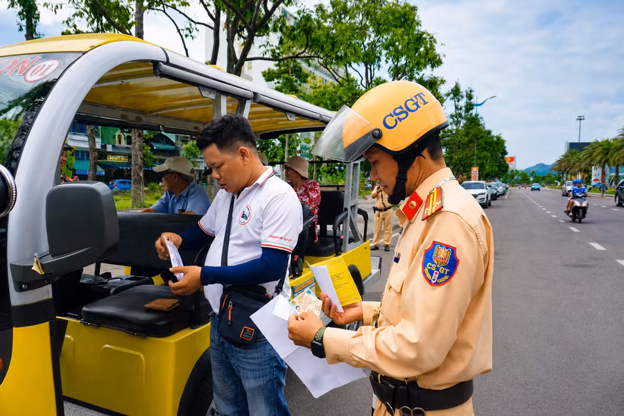 2-chan-chinh-taxi.jpg