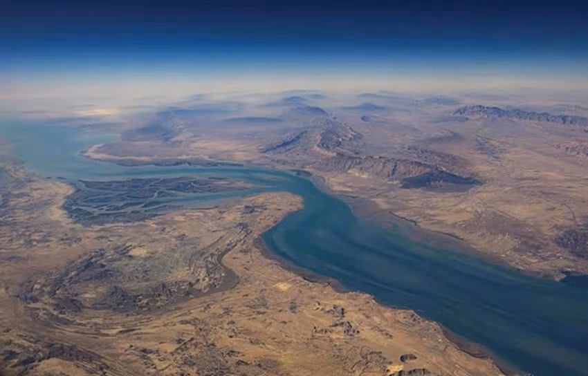 anh-chup-tu-tren-khong-bo-bien-iran-va-dao-qeshm-o-eo-bien-hormuz-reuterspng.jpg