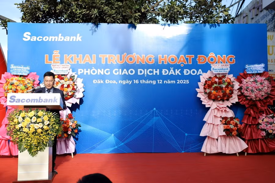 ong-mai-xuan-phuc-giam-doc-sacombank-chi-nhanh-gia-lai-chuc-mung-phong-giao-dich-dak-doa-di-vao-hoat-dong.jpg