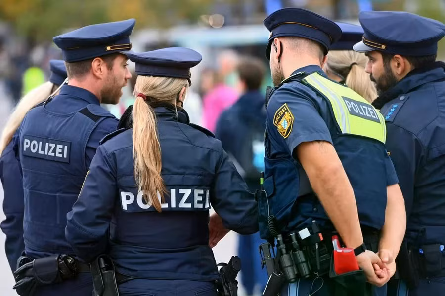 afp-20261018-dpa-pa-626162824-v1-highres-germanpoliceofficersduringanoperationi.jpg