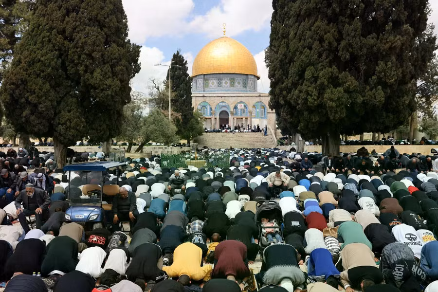 Các tín đồ cầu nguyện bên ngoài Đền thờ Al-Aqsa ngày 10-4. Ảnh: AFP