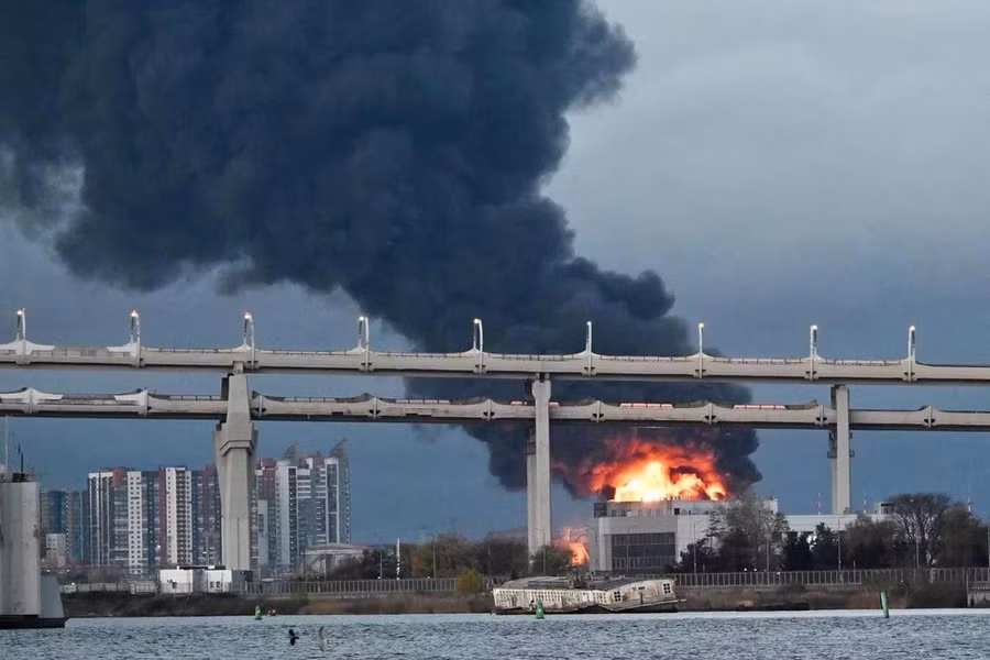 khoi-boc-len-phia-tren-thanh-pho-st-petersburg-sau-tran-tap-kich-vao-kho-dau-ngay-1810-anh-afp.jpg
