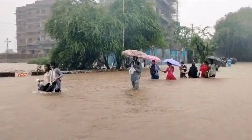 nhieu-tuyen-duong-o-mumbai-ngap-lut-anh-ani.jpg