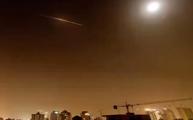 Vệt khói của tên lửa đạn đạo Iran trên bầu trời Netanya, Israel, ngày 4-4-2026.