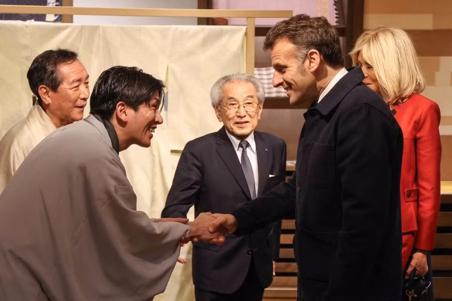 Tổng thống Pháp Emmanuel Macron (thứ 2 từ phải) và phu nhân Brigitte Macron (phải) tham quan phòng trưng bày Ginza Motoji cùng nghệ sĩ dệt may Nhật Bản Kunihiko Moriguchi (giữa) tại Tokyo vào ngày 31-3-2026. Ảnh: AFP