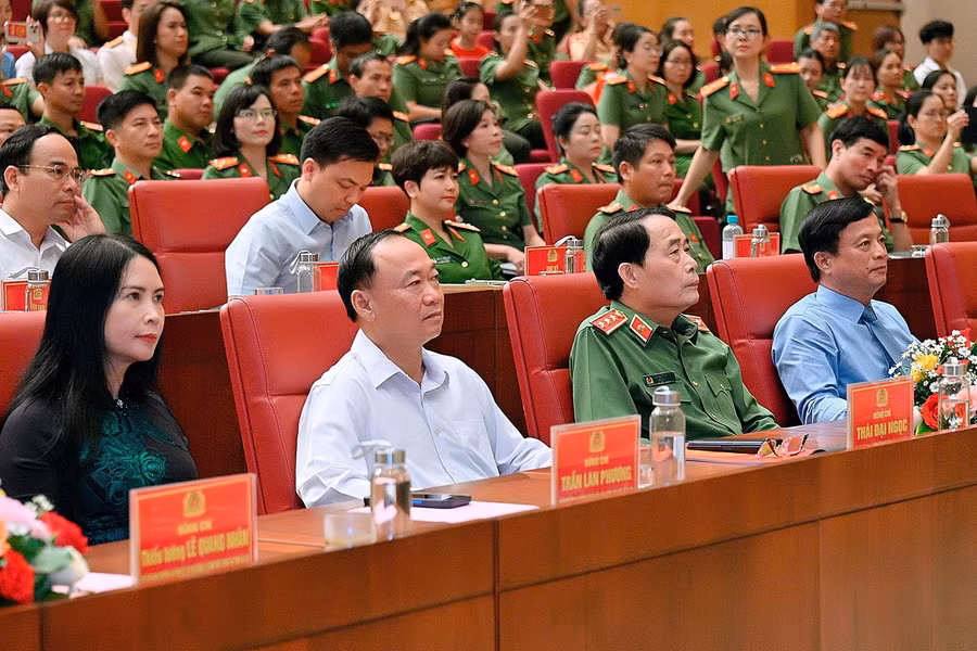 Các đại biểu tham dự Lễ tuyên dương gia đình Công an tiêu biểu giai đoạn 2021-2026. Ảnh: Đức Thụy