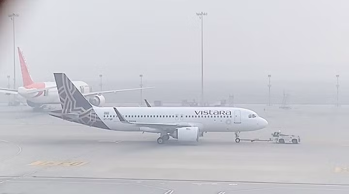 Sương mù dày đặc khiến nhiều chuyến bay bị hủy hoặc chuyển hướng, ngày 15-12-2025. Ảnh: ANI