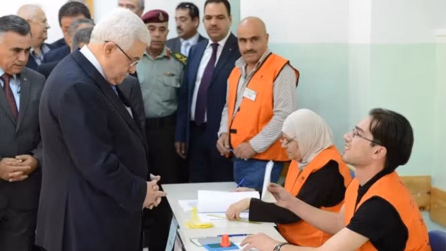 Tổng thống Palestine Mahmoud Abbas (trái) bỏ phiếu trong cuộc bầu cử thành phố vào tháng 10-2012 tại Ramallah thuộc khu Bờ Tây bị chiếm đóng. Ảnh: Getty Images