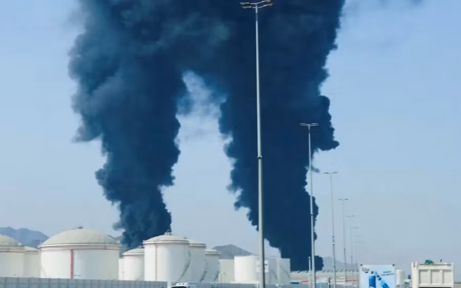 co-so-dau-mo-uae-boc-chay-khoi-boc-cao-tu-khu-cong-nghiep-dau-uae-o-fujairah-sau-khi-iran-tap-kich-uae-bang-uav-xung-dot-iran-my-14-3-2026-khoi-lua-trung-dong-reu-copy.jpg