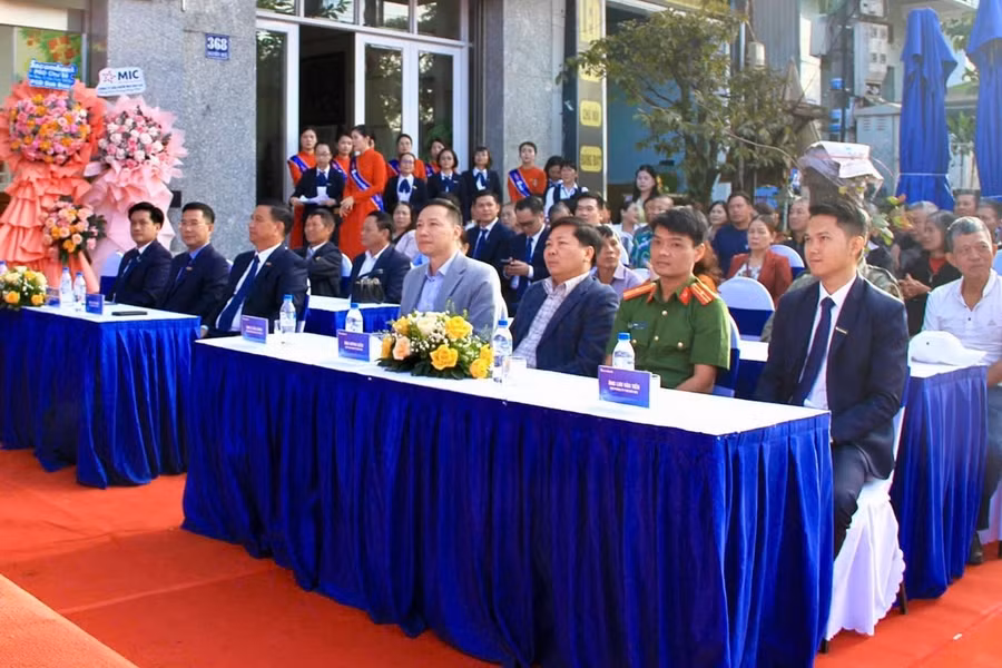 cac-dai-bieu-du-le-khai-truong.jpg