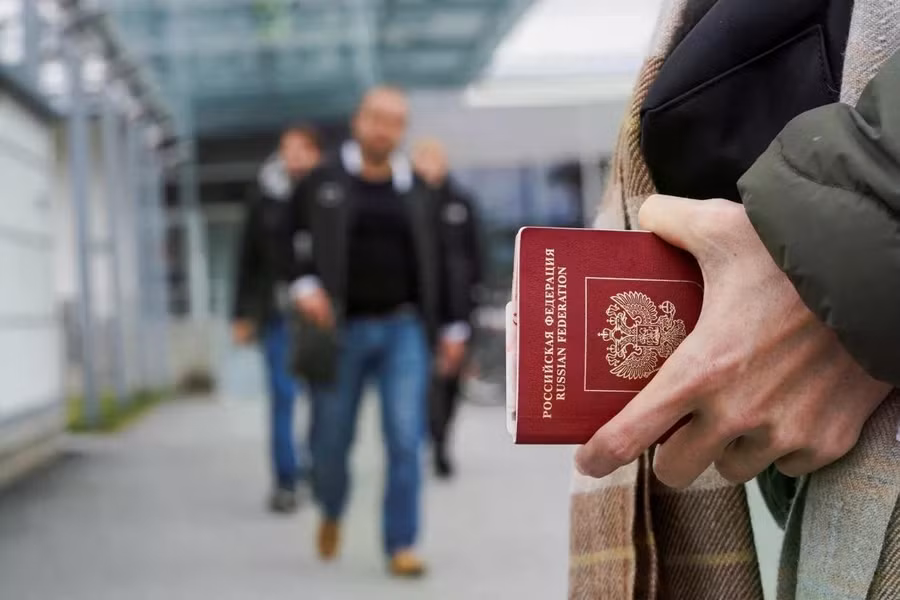 chi-rieng-trong-nam-2025-eu-da-cap-toi-hon-620000-thi-thuc-schengen-cho-cong-dan-nga-anh-reuters.jpg