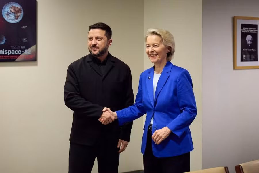 tong-thong-ukraine-volodymyr-zelensky-trai-va-chu-tich-uy-ban-chau-au-ursula-von-der-leyen-phai-anh-theo-reuters.jpg