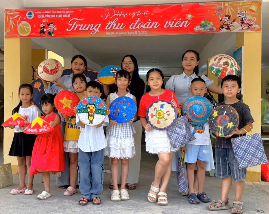 cac-em-thieu-nhi-khoe-san-pham-tai-workshop-my-thuat-trung-thu-doan-vien.jpg