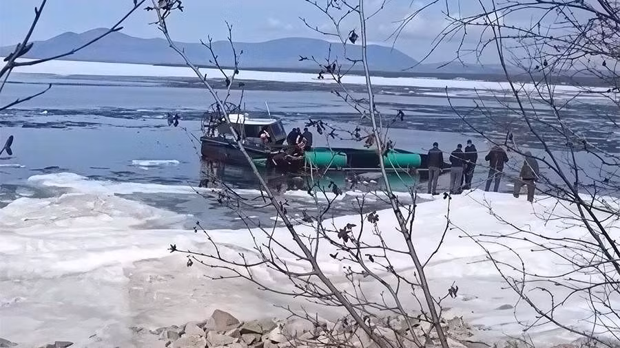 lat-thuyen-ho-baikan.jpg