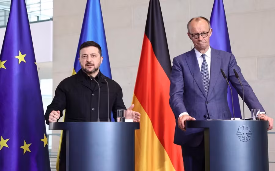 tong-thong-ukraine-zelensky-merz-thu-tuong-duc-merz-zelensky-tong-thong-ukraine-ukraine-duc-co-eu-duc-tai-berlin-4-2026-reu.jpg