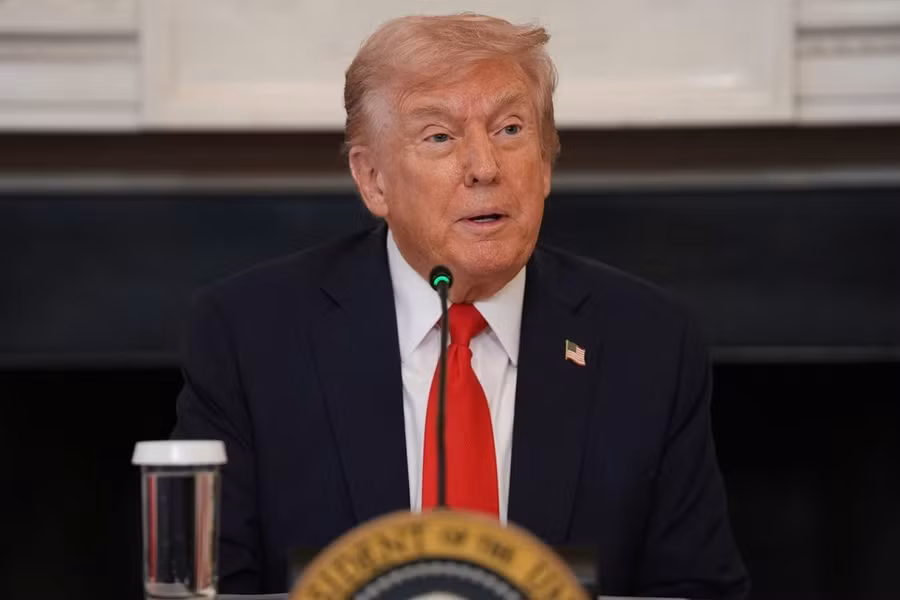 Tổng thống Mỹ Donald Trump phát biểu trong một cuộc gặp bàn tròn tại Nhà Trắng, ngày 8-10-2025. Ảnh: CNN